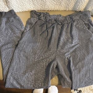 Lululemon grey patterned joggers size 6